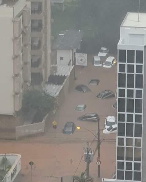 Temporal causa estragos em Minas; houve inundações em Conselheiro Lafaiete  e uma tenda ficou alagada em Santa Luzia, Minas Gerais