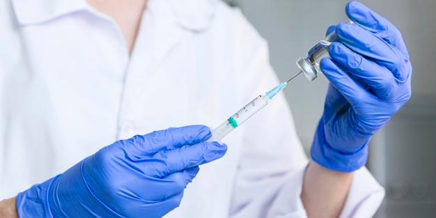 As vacinas contra a gripe e contra Covid-19 estão disponíveis nos 152 postos de saúde da capital (Reprodução/ Freepik)