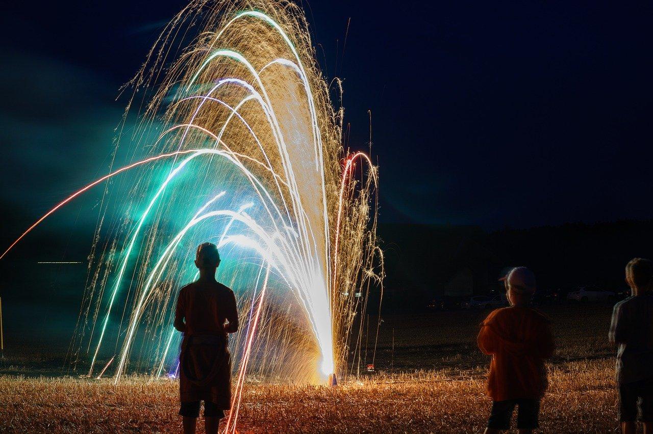 É certo soltar fogos de artifício de noite quando há jogos de