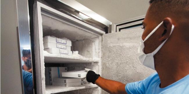 No freezer - No caso da Pfizer, doses precisam ficar em baixas temperaturas (Miva Filho/SES/PE/Divulgação)