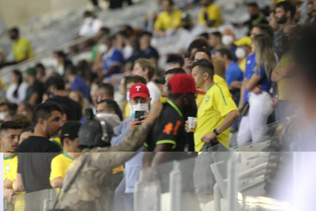 Após briga no início do jogo no Mineirão, torcedores foram detidos pela Polícia Militar (Fernando Michel)