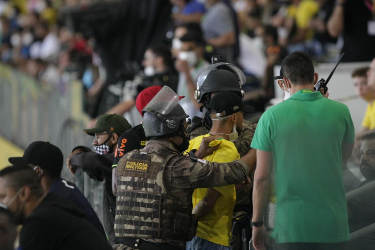 Por briga no primeiro tempo de jogo, 21 homens foram detidos no Mineirão (Fernando Michel)