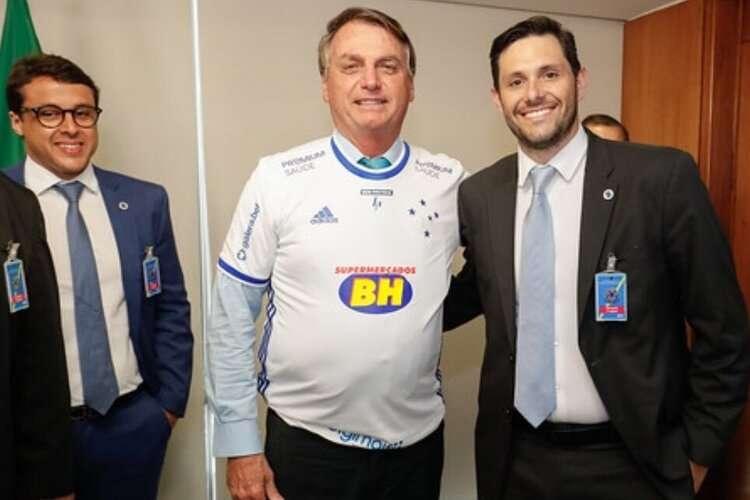 Bolsonaro crava Palmeiras campeão mundial e diz que Cruzeiro será