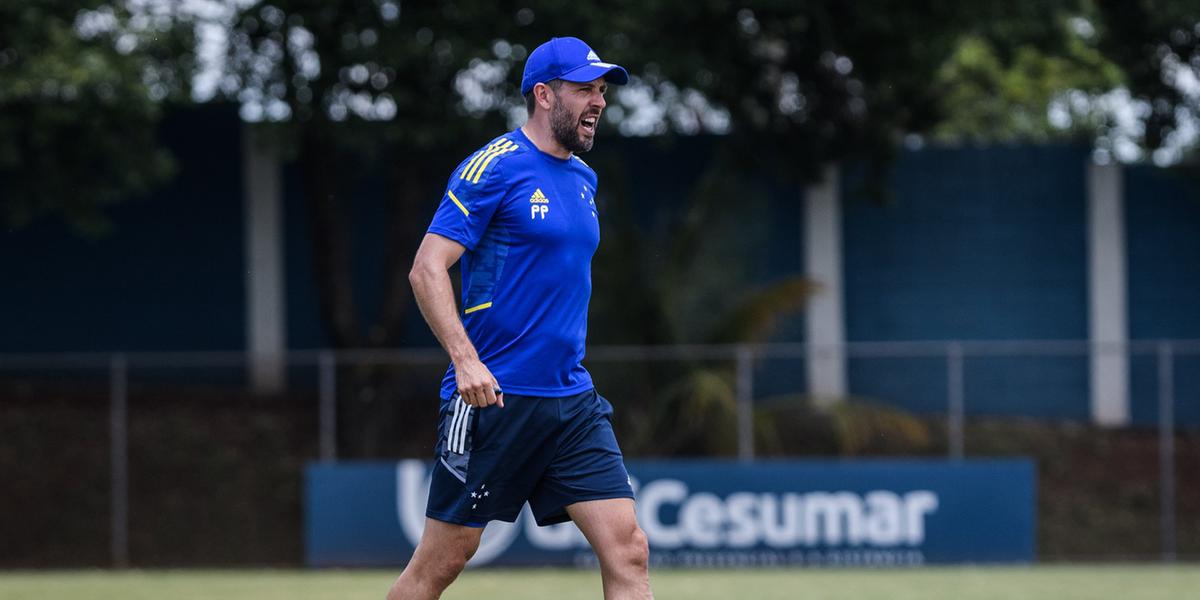 Após cumprir isolamento pela Covid-19, técnico Paulo Pezzolano voltará ao banco de reservas nesta quinta (Gustavo Aleixo/Cruzeiro)