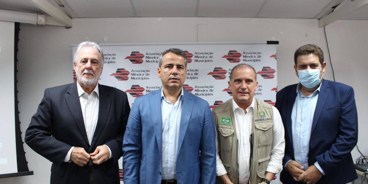 Presidente do Sebrae, Carlos Melles; presidente da AMM, Julvan Lacerda, e o ministro do Trabalho, Ônix Lorenzoni (AMM/Divulgação)