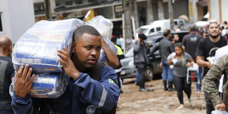 Voluntários organizam distribuição de donativos em solidariedade às vítimas e desabrigados das chuvas em Petrópolis, na comunidade 24 de Maio (Fernando Frazão/Agência Brasil)