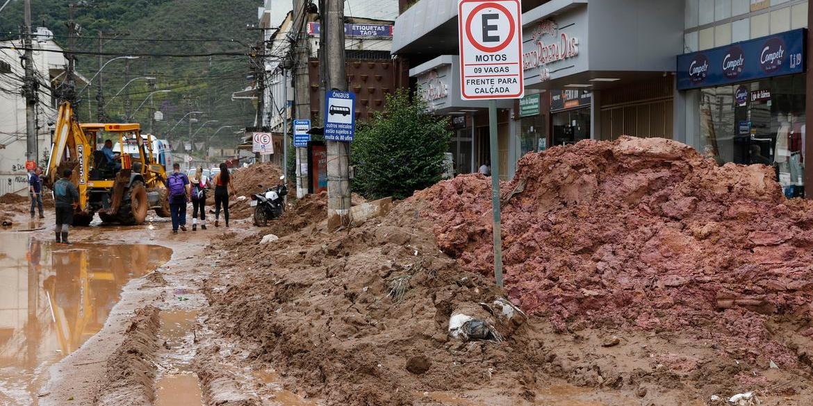 Petrópolis já tem 146 mortos na tragégia e chuvas dificultam as buscas (Fernando Frazão /Agência Brasil)