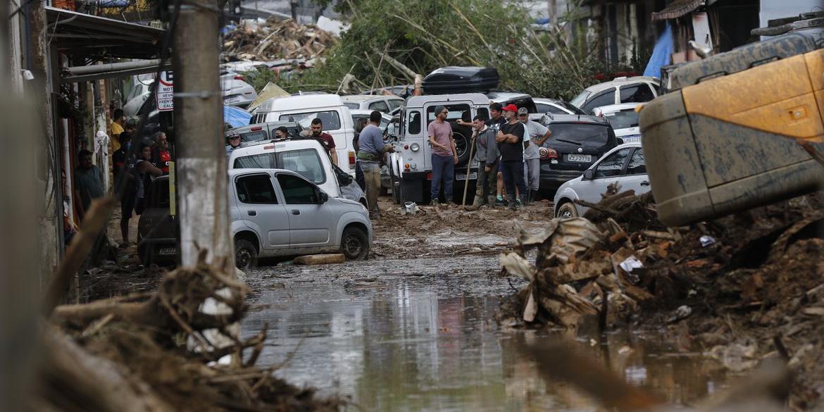 Rio e Niterói integram mutirão para desobstruir ruas mais atingidas (Fernando Frazão/Agência Brasil)