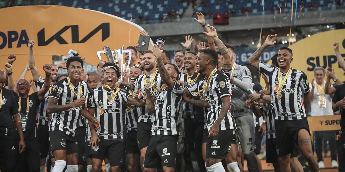 O Galo levantou a taça da Supercopa ao vencer o Flamengo, em duelo disputado na Arena Pantanal (Pedro Souza / Atlético)