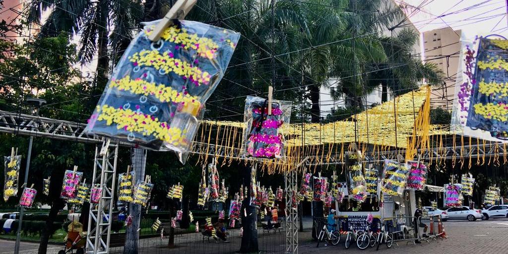 ‘Então, Brilha!’ distribui máscaras, álcool em gel e preservativos em varal montado na Praça Rui Barbosa (Maurício Vieira)