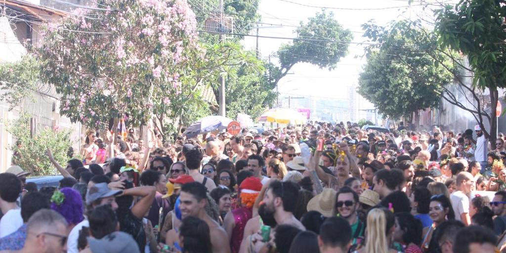 Foliões se aglomeram no bairro Santa Tereza no sábado de Carnaval (Maurício Vieira/ Hoje em Dia)