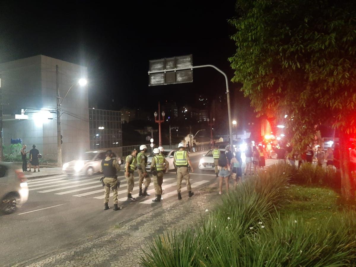 Policiais multam carros que param em fila dupla no começo da avenida Assis Chateaubriand (Foto: Bernardo Estillac/ Hoje em Dia)