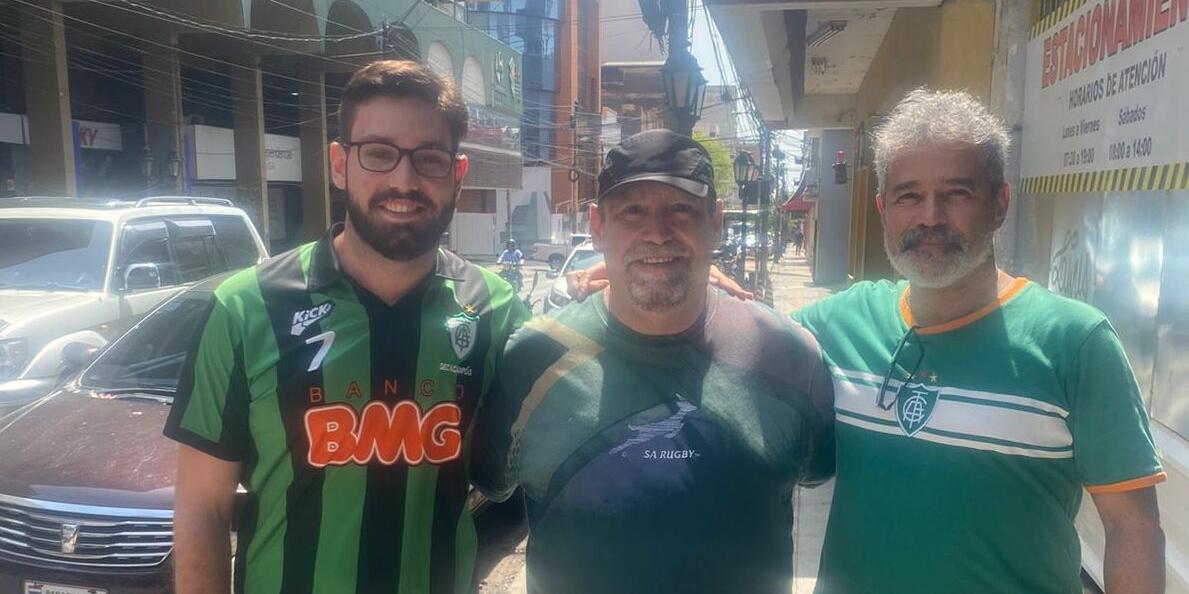 Da esquerda pra direita, os torcedores Lucas, Francisco e Marrone estão na capital paraguaia torcendo pela classificação do América. (Lucas Borges)