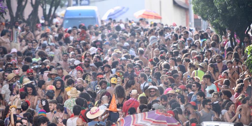 Ruas lotadas na passagem de bloco de Carnaval pelos bairros Floresta e Colégio Batista, em BH (Maurício Vieira)