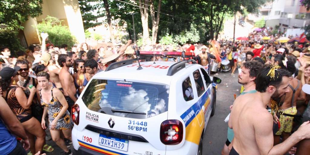 Bloco de Carnaval e aglomeração dividem opiniões dos moradores dos bairros Floresta e Colégio Batista (Maurício Vieira)