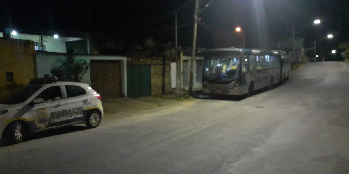 Ônibus circula no bairro Jardim dos Comerciários, na região de Venda Nova, em BH, com escolta da Guarda Municipal na noite desta segunda-feira (7) (SetraBH)