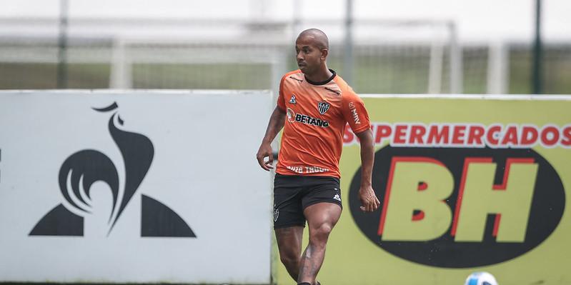 O lateral-direito sentiu dores durante o clássico contra o Cruzeiro e precisou ser substituído. (Foto: Pedro Souza / Atlético)