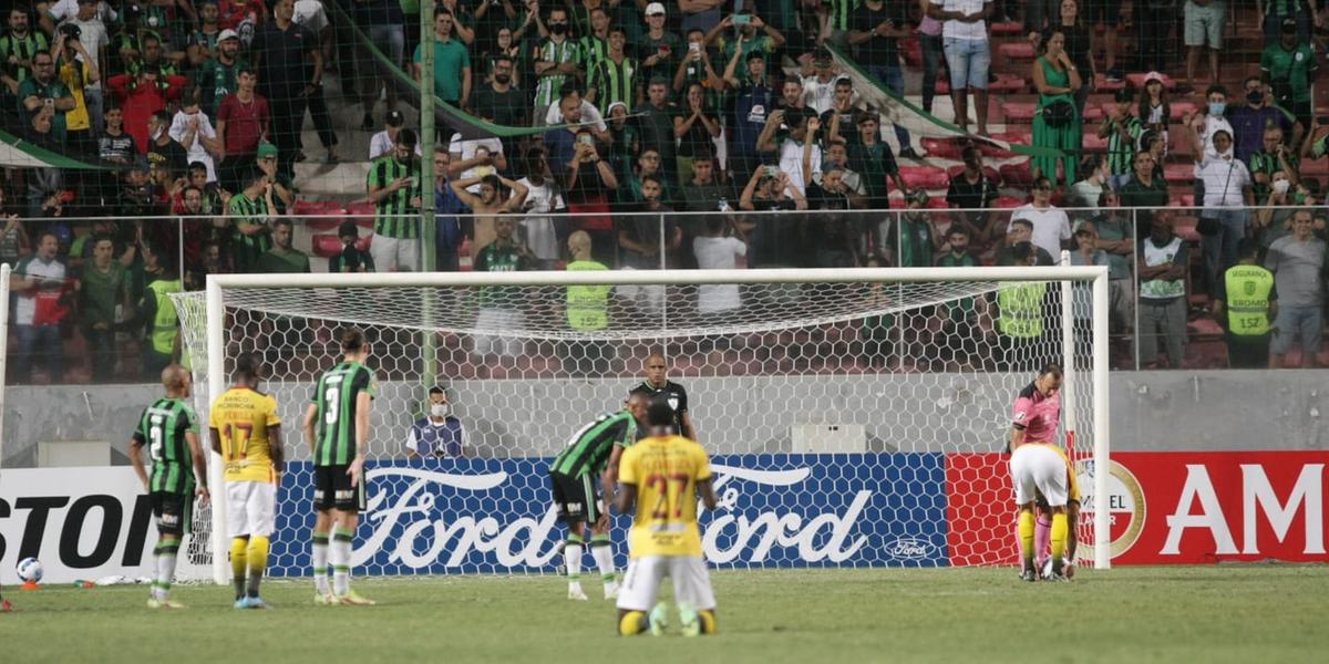 O goleiro do Coelho e o atacante Garcés momentos antes de o atacante do Barcelona desperdiçar o pênalti (Fernando Michel)