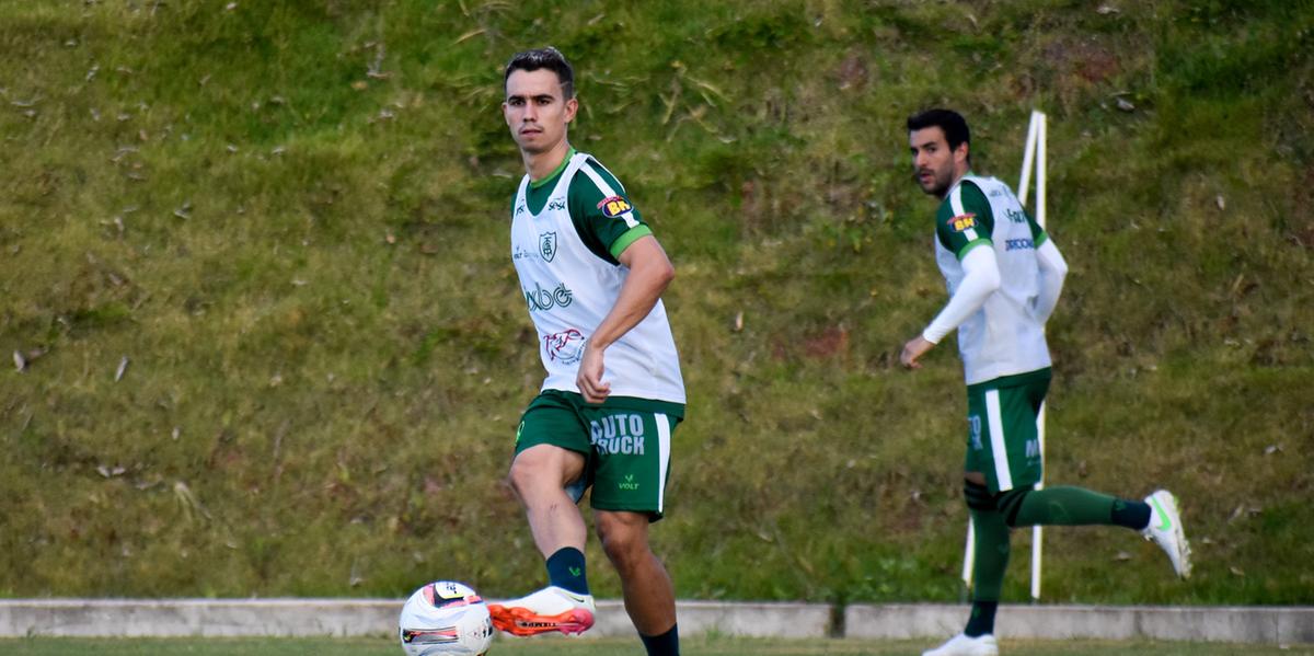 Volante Zé Ricardo e lateral-direito Raúl Cáceres (ao fundo) podem iniciar jogando neste sábado (2012) (João Zebral / América)