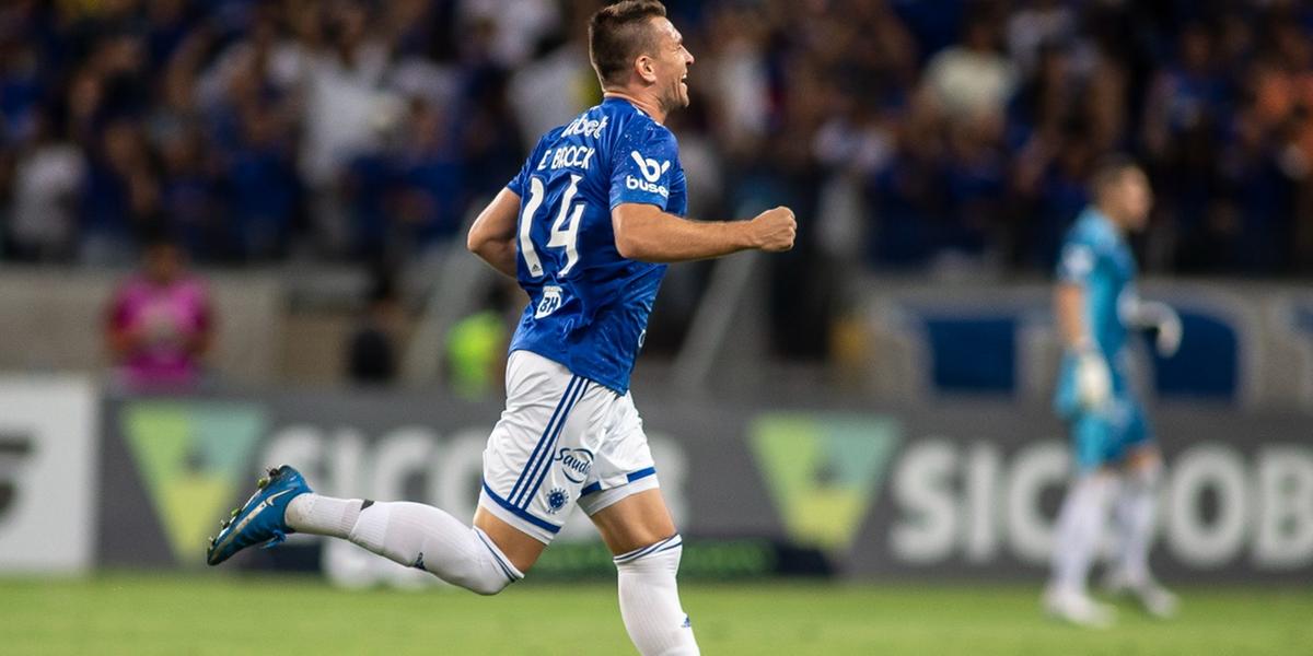 Eduardo Brock, em cobrança de falta, fez o primeiro gol da vitória do Cruzeiro sobre o Athletic (Cruzeiro/Divulgação)