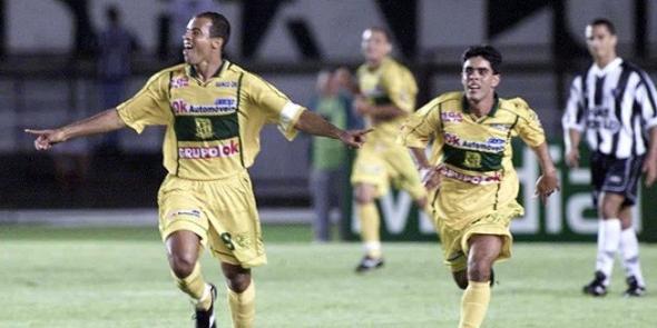 Nas semifinais de 2002, o Brasiliense venceu o Atlético por 3 a 0 no Mineirão (Reprodução)