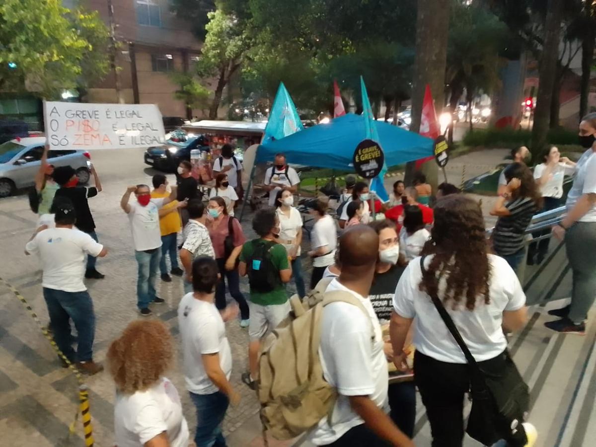 Manifestantes permanecem na frente da ALMG pressionando a aprovação do projeto de reajuste salarial (Hermano Chiodi / Hoje em Dia)