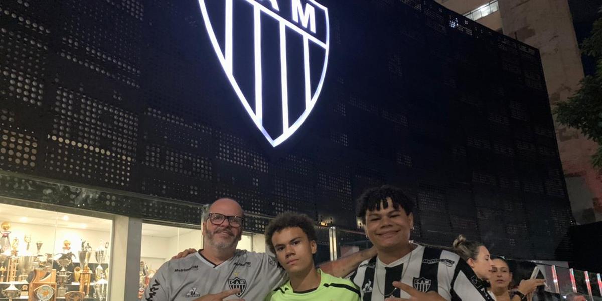 Família de atleticanos comemora tricampeonato mineiro em frente à Sede de Lourdes (Letícia Lopes)