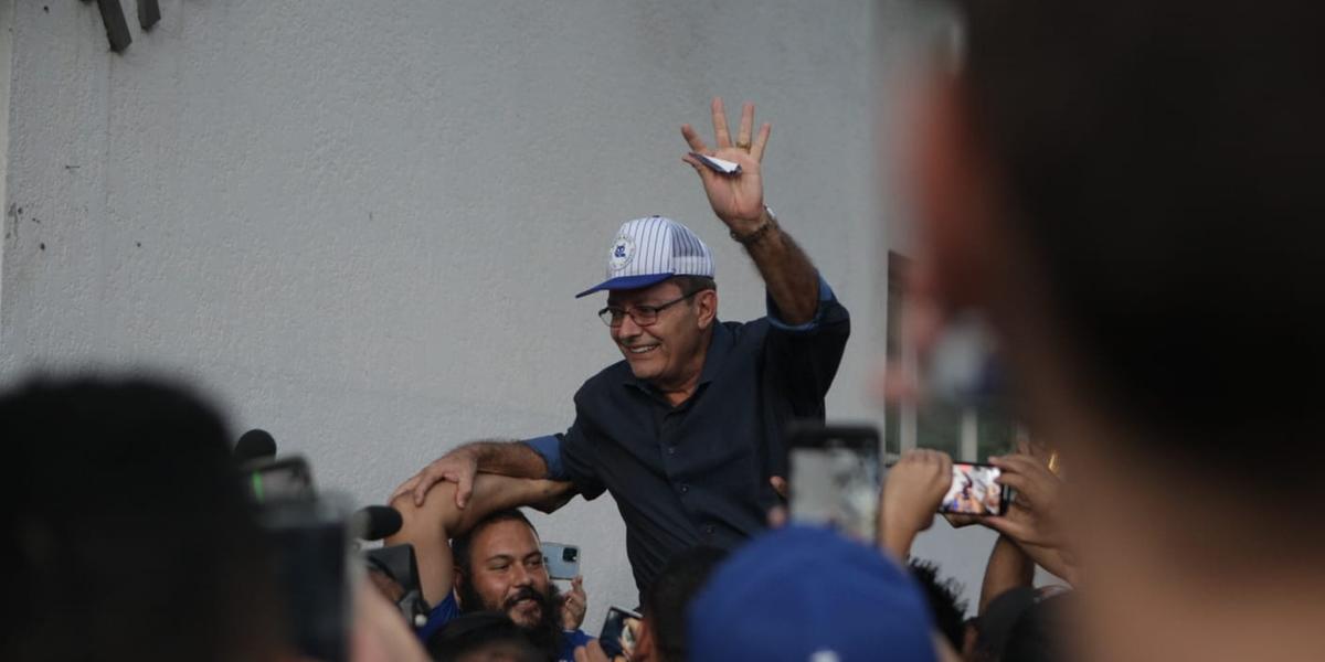 Pedro Lourenço foi ovacionado pelos torcedores da Raposa que estão em frente ao clube do Barro Preto. (Fernando Michel)