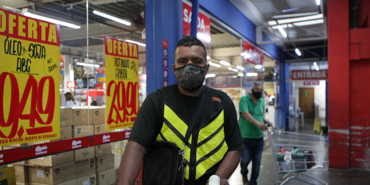 O microempreendedor Tiago Pinheiro faz as compras de casa e do seu negócio de delivery de marmitas em um atacarejo da capital (Fernando Michel)