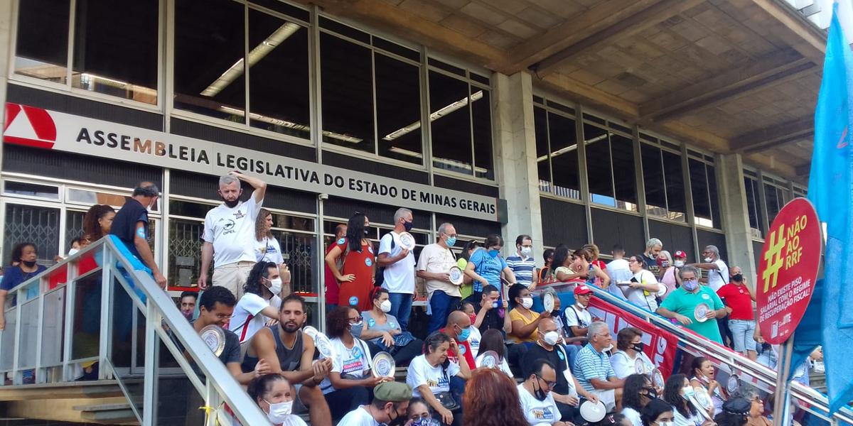 Professores prometem manter as manifestações até a votação dos vetos do governador Romeu Zema (Hermano Chiodi)