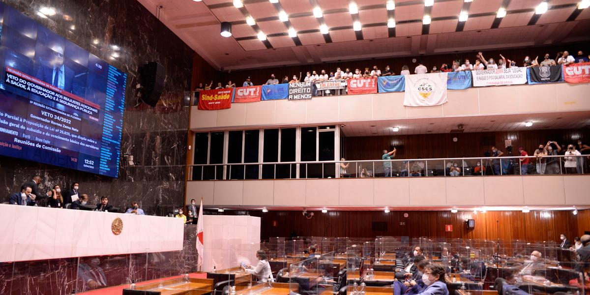 Com galerias lotadas de servidores, deputados decidiram nesta terça pela derrubada do veto do governador Romeu Zema (Guilherme Bergamini/ALMG)