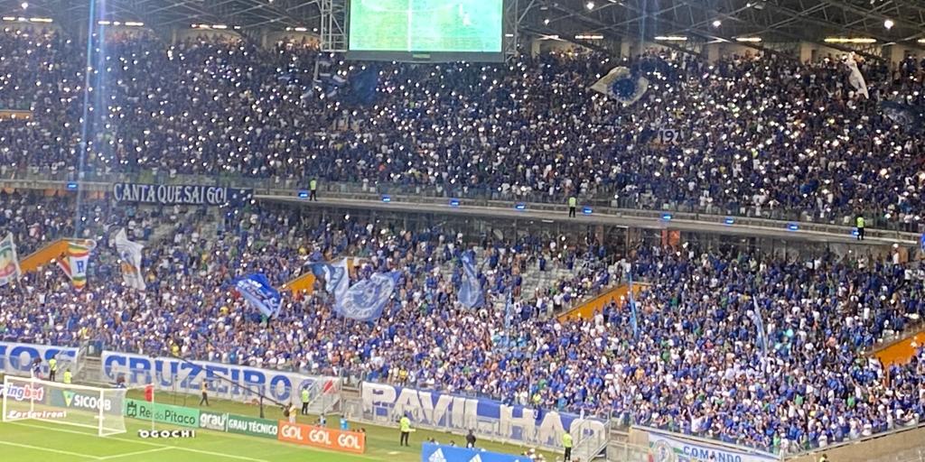 No primeiro tempo, várias pessoas usaram as luzes dos celulares para colorir a festa no Mineirão (Lucas Borges/Hoje em Dia)