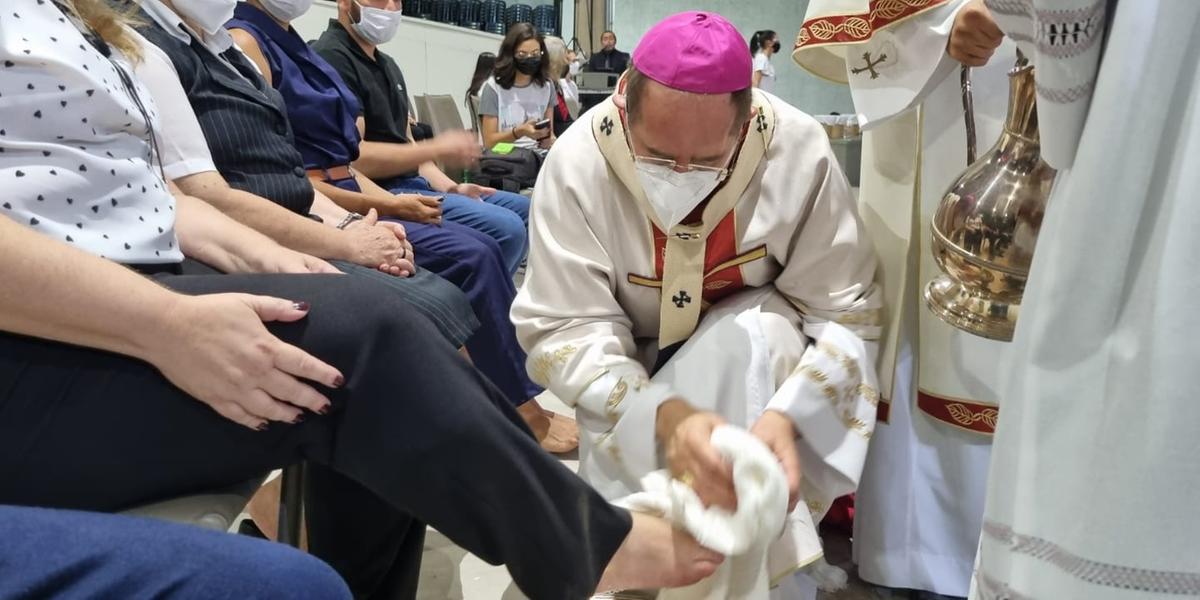 Na Catedral Cristo Rei, o Arcebispo lavou os pés de professores e educadores, com orações para que o campo educacional seja mais valorizado (Arquidiocese de BH / Divulgação)