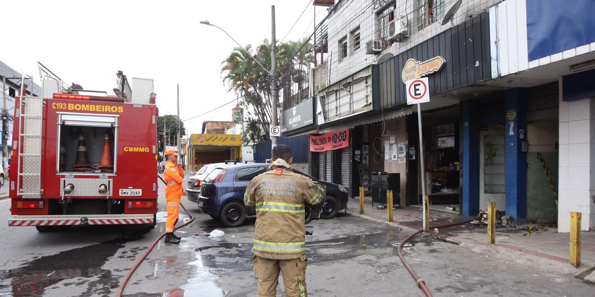 Bombeiros estiveram no local pela manhã nesta sexta (15) para controlar o fogo (Lucas Prates / Jornal Hoje Em Dia)