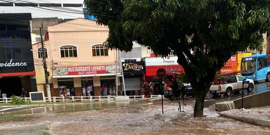 Temporal causa estragos em Minas; houve inundações em Conselheiro Lafaiete  e uma tenda ficou alagada em Santa Luzia, Minas Gerais