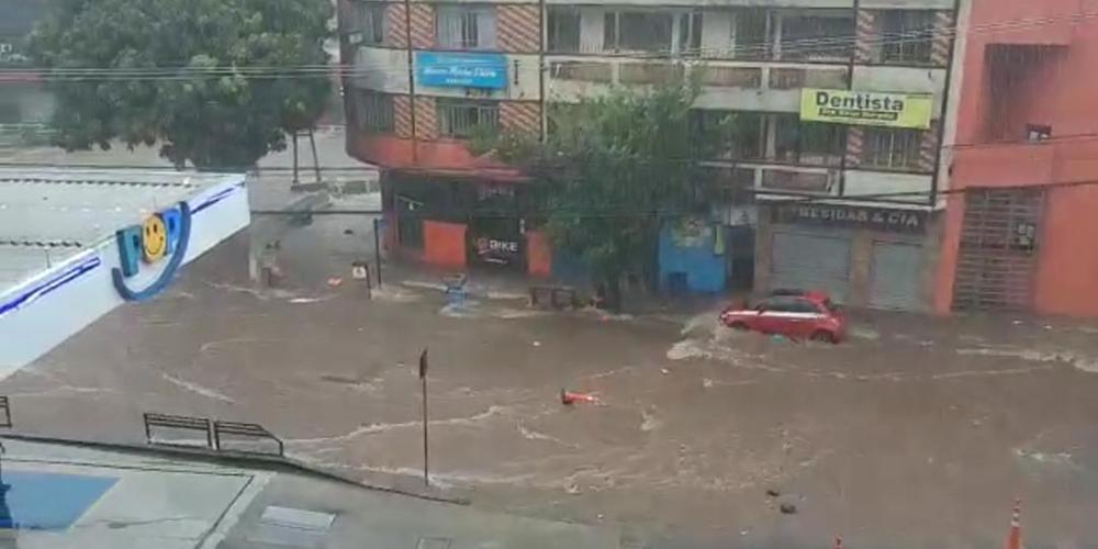 Temporal causa estragos em Minas; houve inundações em Conselheiro Lafaiete  e uma tenda ficou alagada em Santa Luzia, Minas Gerais