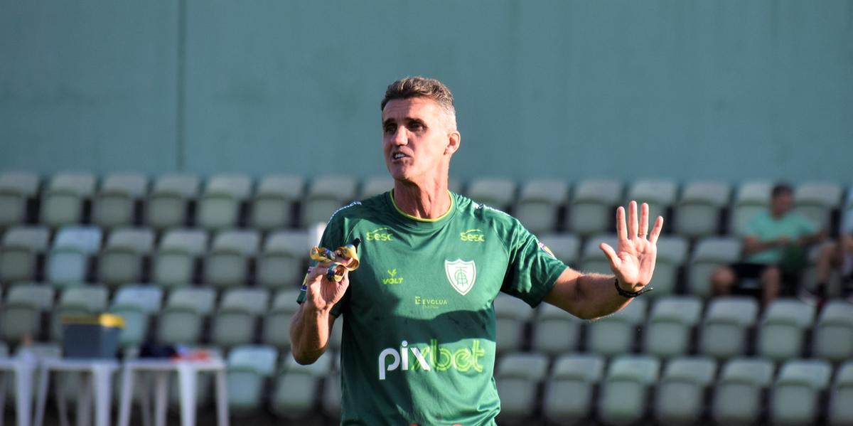 Técnico Vagner Mancini não vai poder contar com três zagueiros considerados titulares (Estevão Germano / América)