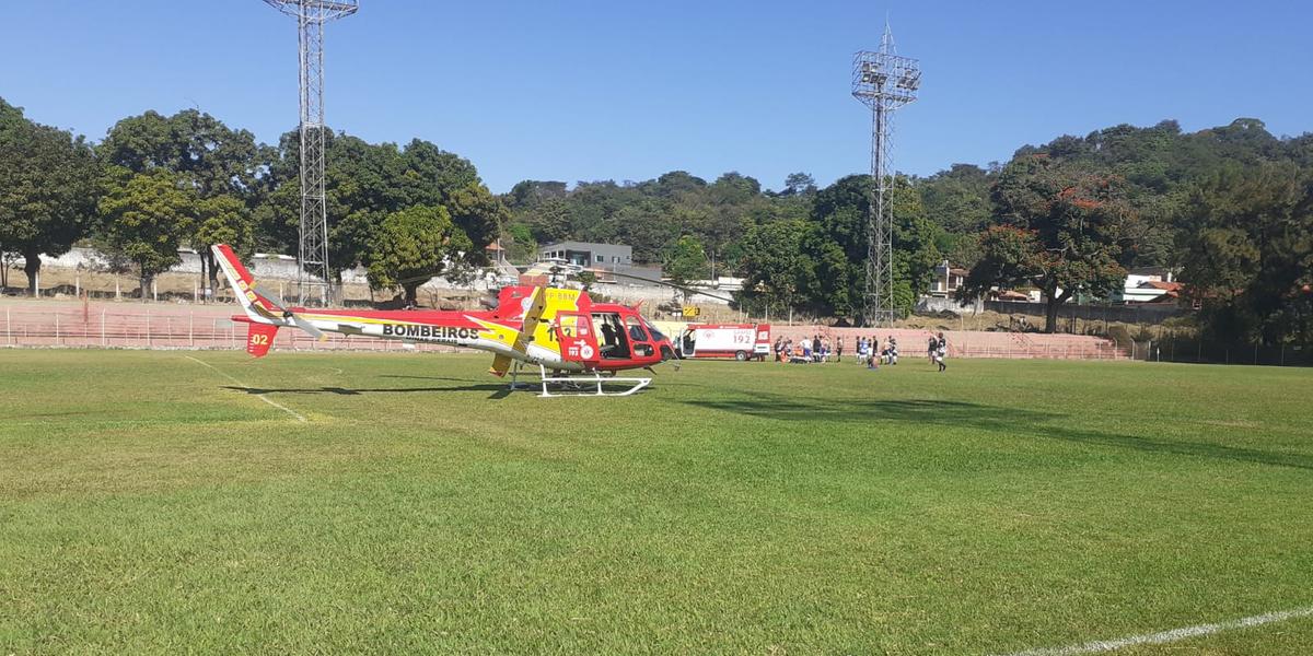 Atendimento aconteceu ainda dentro do campo onde homem jogava bola (Domminic Arcanjo/Noticiando Santa Luzia)