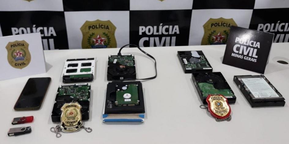 Material apreendido foi exibido pela Polícia Civil (Divulgação/Polícia Civil)