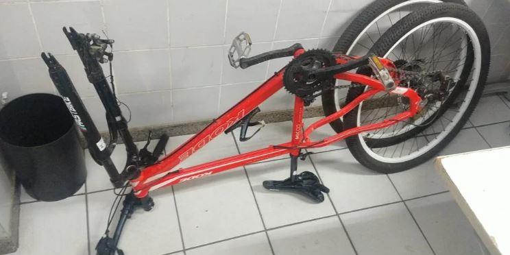 Bicicleta foi localizada desmontada dentro do carro do suspeito (Divulgação/PMMG)