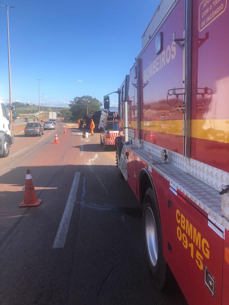 Carreta tomba na Rodovia Fernão Dias em Betim no sentido BH - São Paulo (Corpo de Bombeiros / Divulgação)