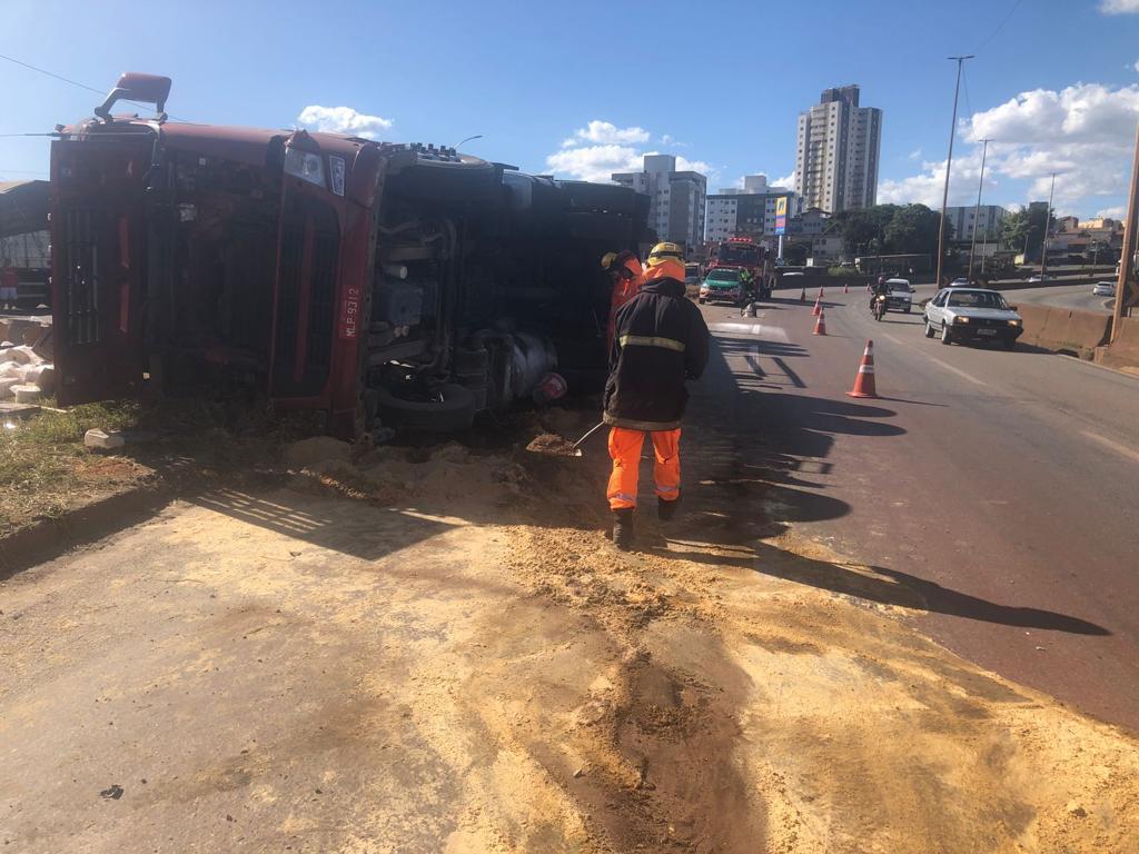 Bombeiros militares adotam medidas preventivas para evitar risco de acidente depois de vazamento de combustível (Corpo de Bombeiros / Divulgação)