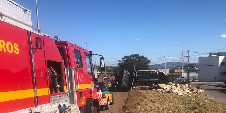 Motorista da carreta que tombou na BR 381 em Betim foi ejetado do veículo (Corpo de Bombeiros / Divulgação)