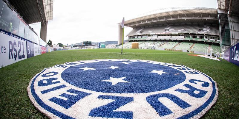 Troca de comando, futebol ruim e invasão de campo: Cruzeiro revive