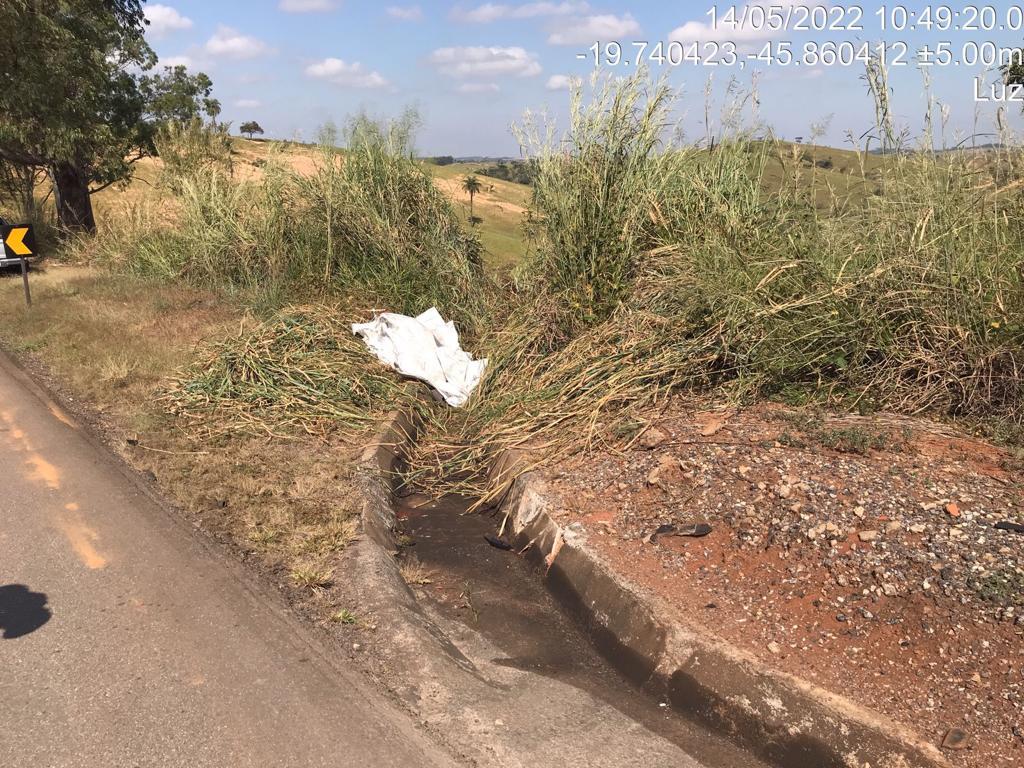 De acordo com o NAE, o combustível desceu pela canaleta às margens da rodovia e grande parte ficou retida, sem atingir a vegetação (Núcleo de Emergência Ambiental / Divulgação)