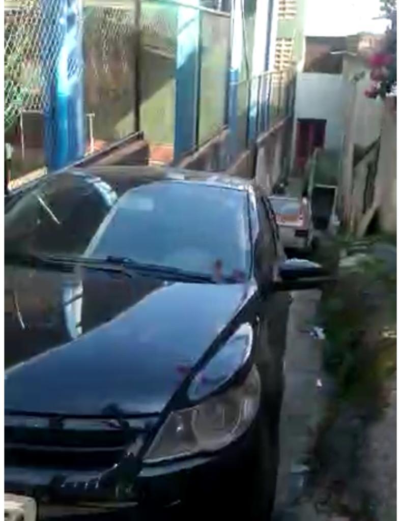 Enquanto moradores não podem entrar no prédio, carros são guardados no local (Redes Sociais )