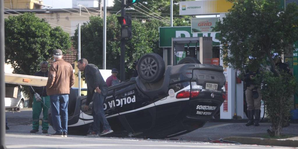 Viatura da Polícia Civil capota na avenida Amazonas (Valéria Marques / Hoje em Dia)