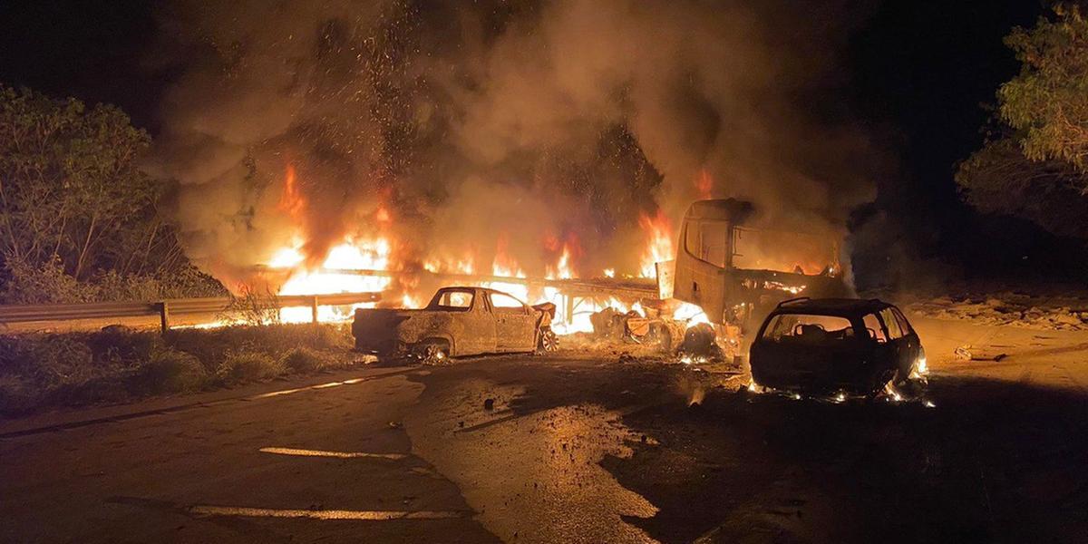 Chamas atingiram veículos e vegetação marginal da rodovia (Divulgação/Corpo de Bombeiros)