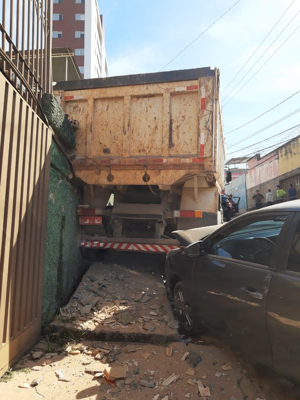 Caminhão Desgovernado Bate Em Sete Veículos No Bairro Caiçara, Em BH ...