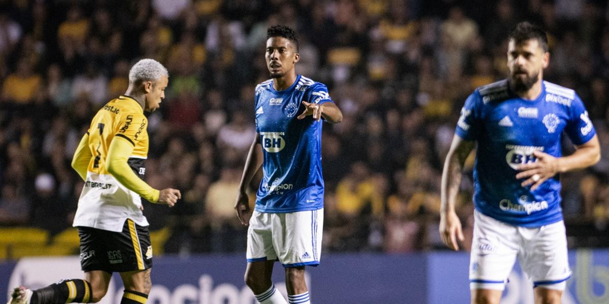 Volante Willian Oliveira (ao centro) em ação durante o duelo com o time catarinense (Staff Images/Cruzeiro/Divulgação)